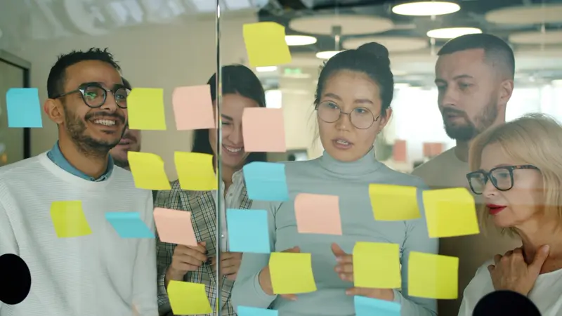 Equipe discutindo ideias com post-its coloridos